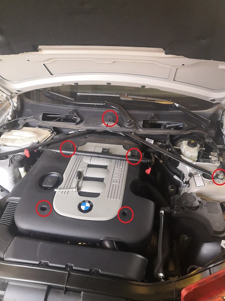 3.dévisser les 4 vis de la première partie du cache moteur et les trois vis des barres de renfort.